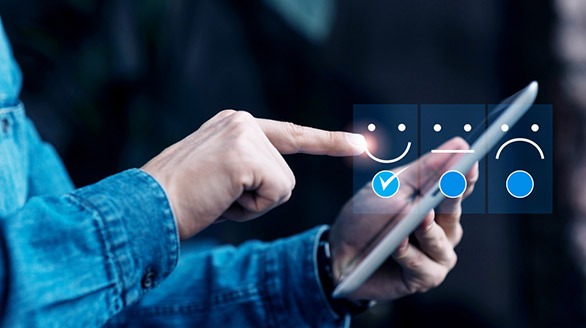 AI Finance Solutions - Customer using a laptop choosing a customer experience rating